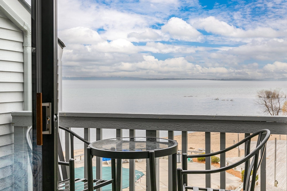 Beautiful Bay View Couples Retreat at The Shores 5586