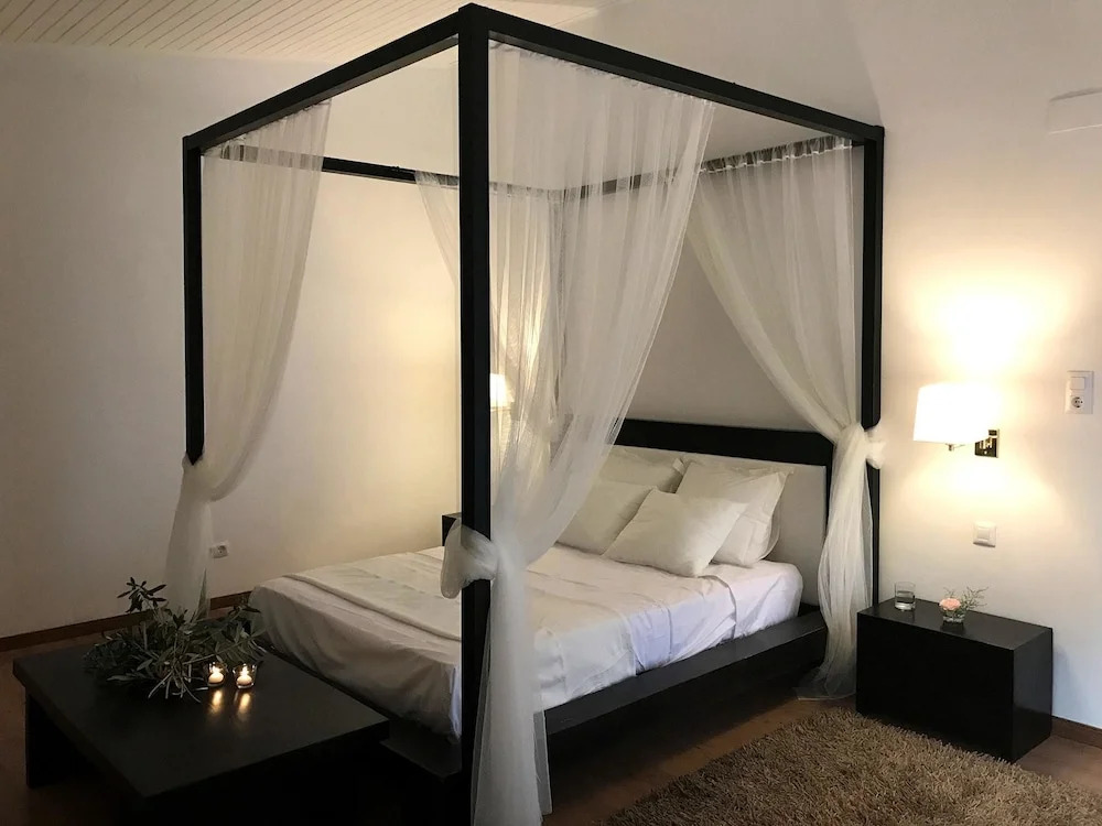 Spacious villa in Can Trabal with private pool and jacuzzi 980 m²