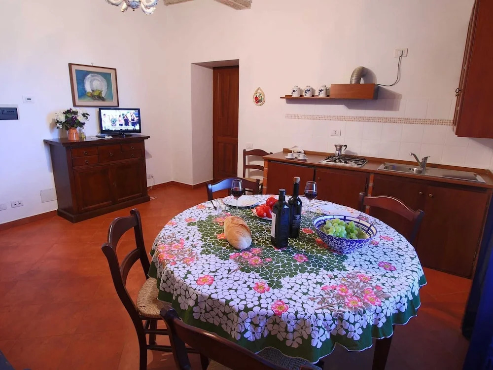 Splendid Farmhouse in Gualdo Cattaneo with Hot Tub