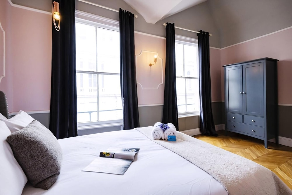 Bright 1BR + Balcony by Hyde Park