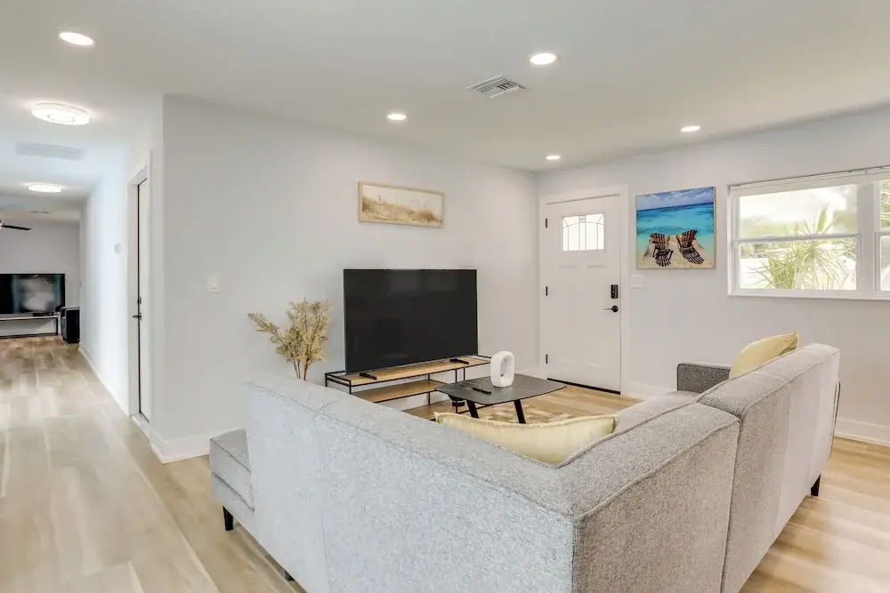 3 Mi to Beach: Modern Retreat in Largo!