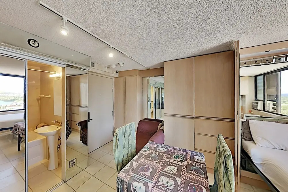 Hawaiian Monarch 1607 Condo by Redawning