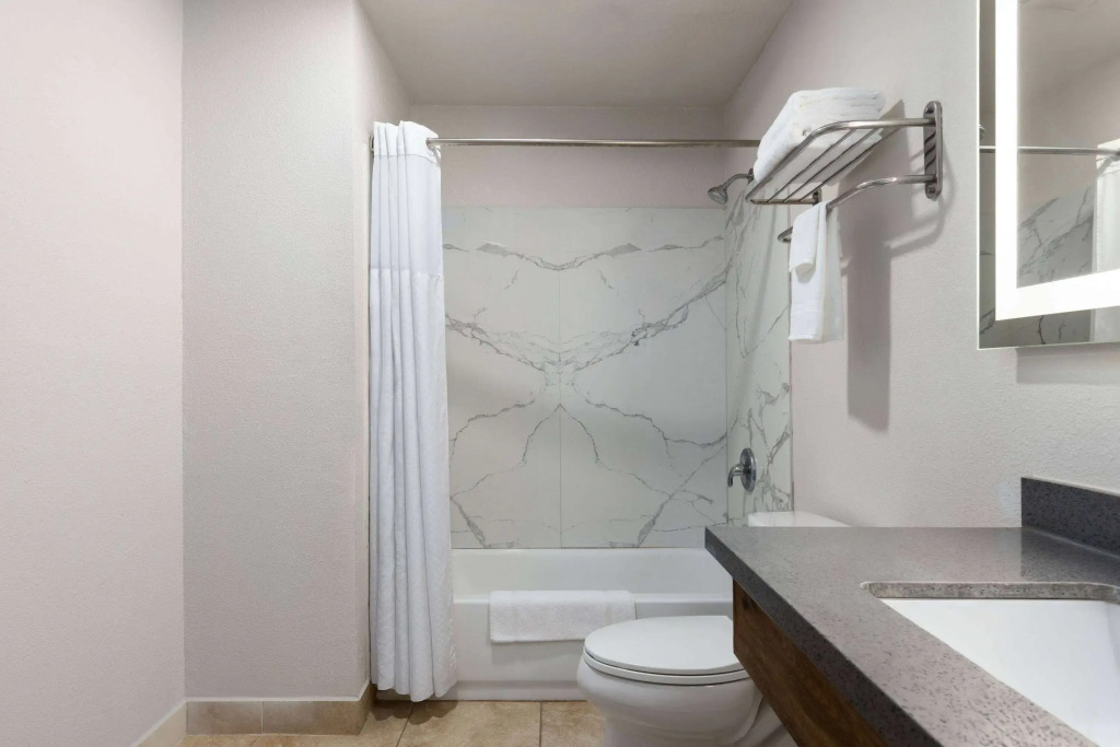 Days-Inn by Wyndham Bakersfield