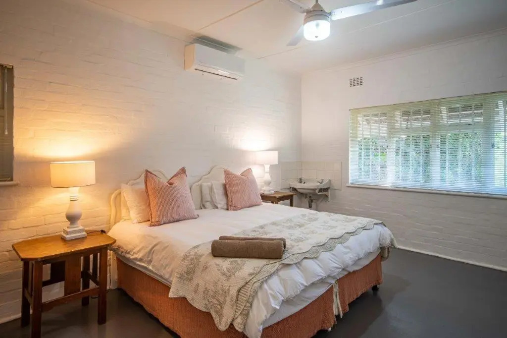 Kwa Thibi Cottage Sleeps 14-with inverter