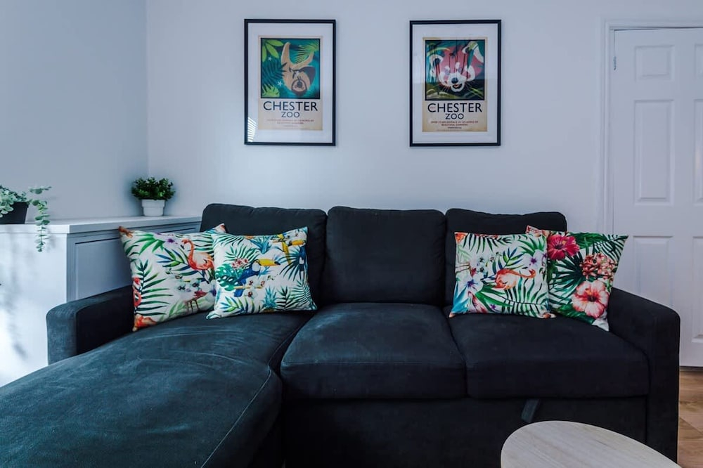 Stylish Spacious Home Great Location Sleeps 6