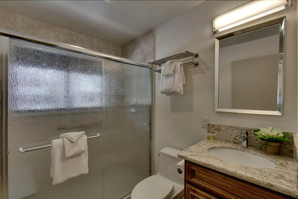 Spacious Riverfront - 3 Br Home