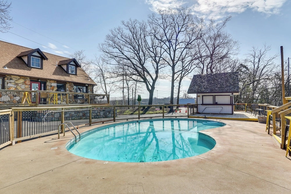 Unit 4 On the Strip! Lake Ozark Gem w/ Pool Access