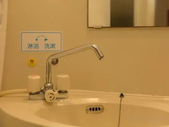 100 Inn (Shanghai Changhai Hospital & Xiangyin Road Metro Station)