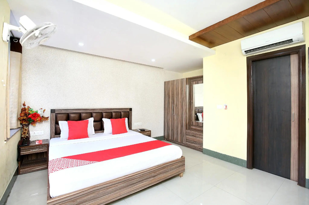 OYO 15030 Hotel ESS PEE Grand