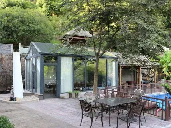 Walking Mountain Country Moganshan French Hot Spring Light Luxury Meishu