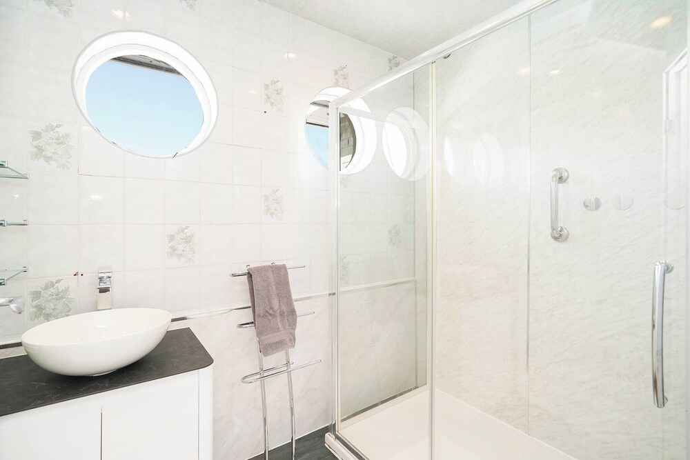Spa Home With Swimming Pool, Hottub, and Sauna