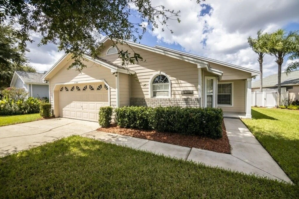 Nice "private" Pool Area! 4 Bedroom Home by RedAwning