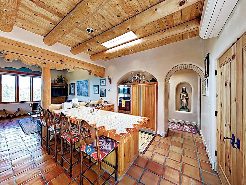 An Enchanting Casita W/ Patio & Kiva Fireplace Cottage