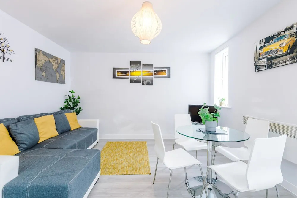 Stunning and Modern 2 Bedroom Apt in Liverpool