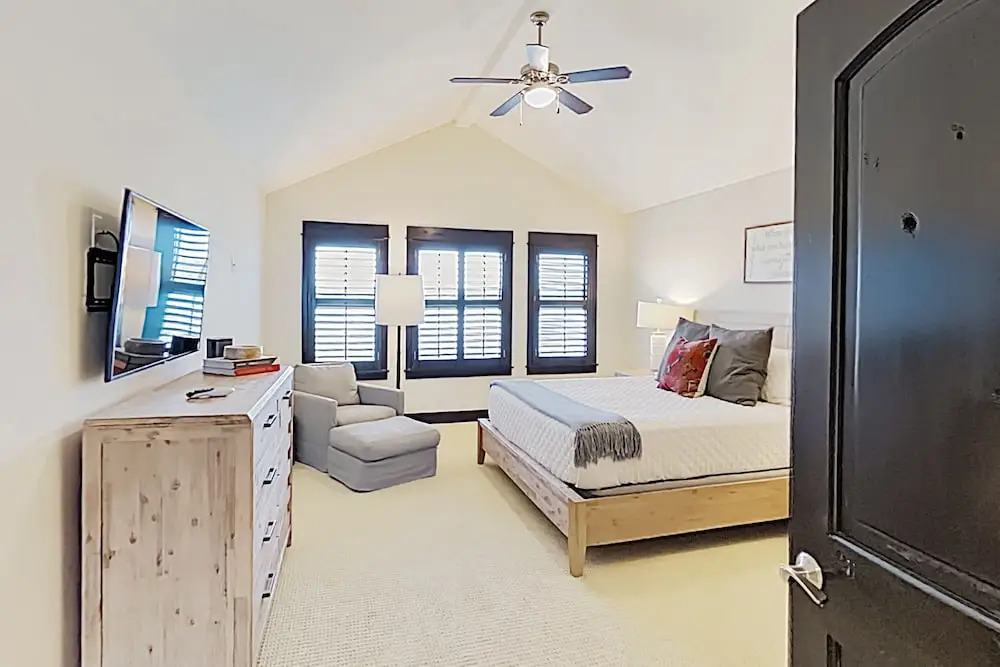 The Reserve: Lakefront Paradise W/ Private Hot Tub 4 Bedroom Home