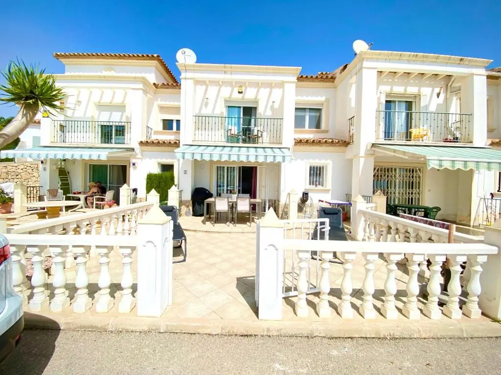 Beautiful Bungalow in front of the Beach with pool