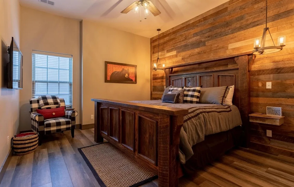 Lakefront Haven - 10 Br Home
