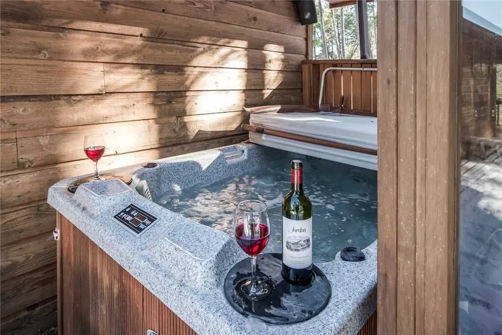 Bear Butte Lodge - Three Bedroom Cabin with Hot Tub