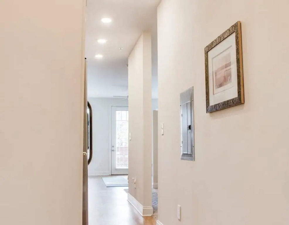 Open Concept Loft Near Uptown & Stadium