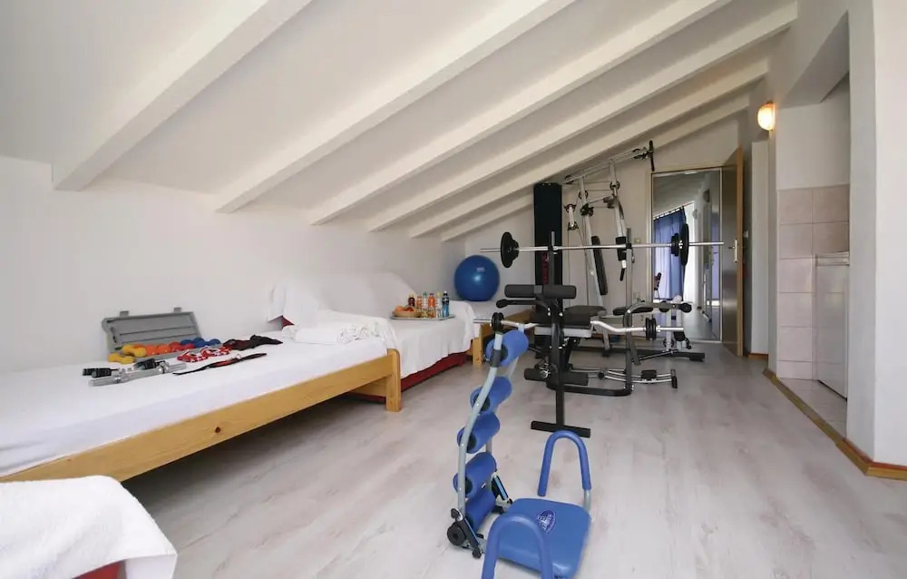 Beautiful Home in Brodarica With Wifi and 6 Bedrooms