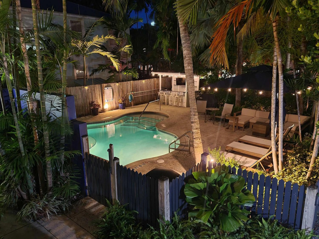 Duval Street Suite overlooking Duval w parking and pool