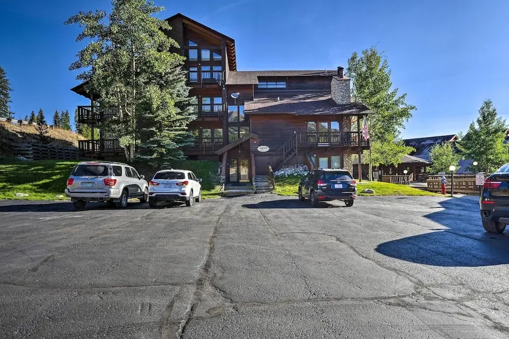 Spacious Breckenridge Condo: Walk to Ski Lifts!