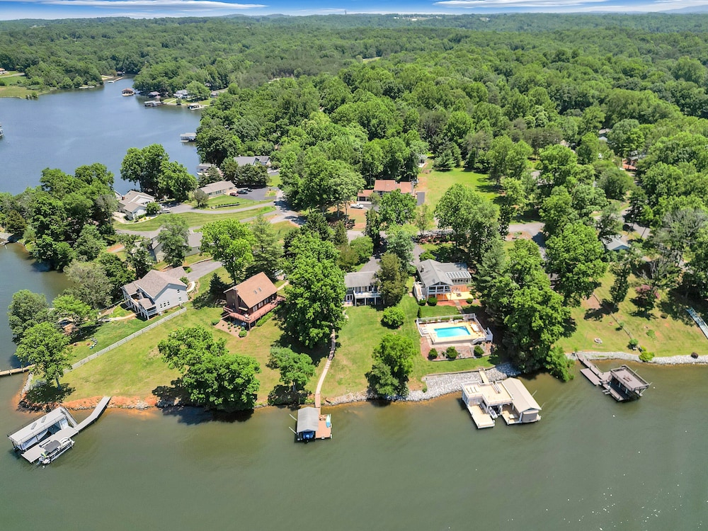 Lakeside Sunsets - Private Dock, Hot Tub & Firepit