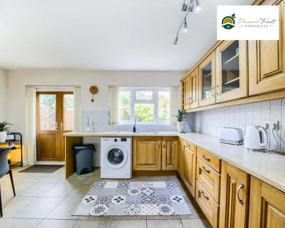 3 Bedroom House By Passionfruitproperties Near Coventry & Warwickshire Hospital With Free Wi-fi, driveway & Garden, DSC