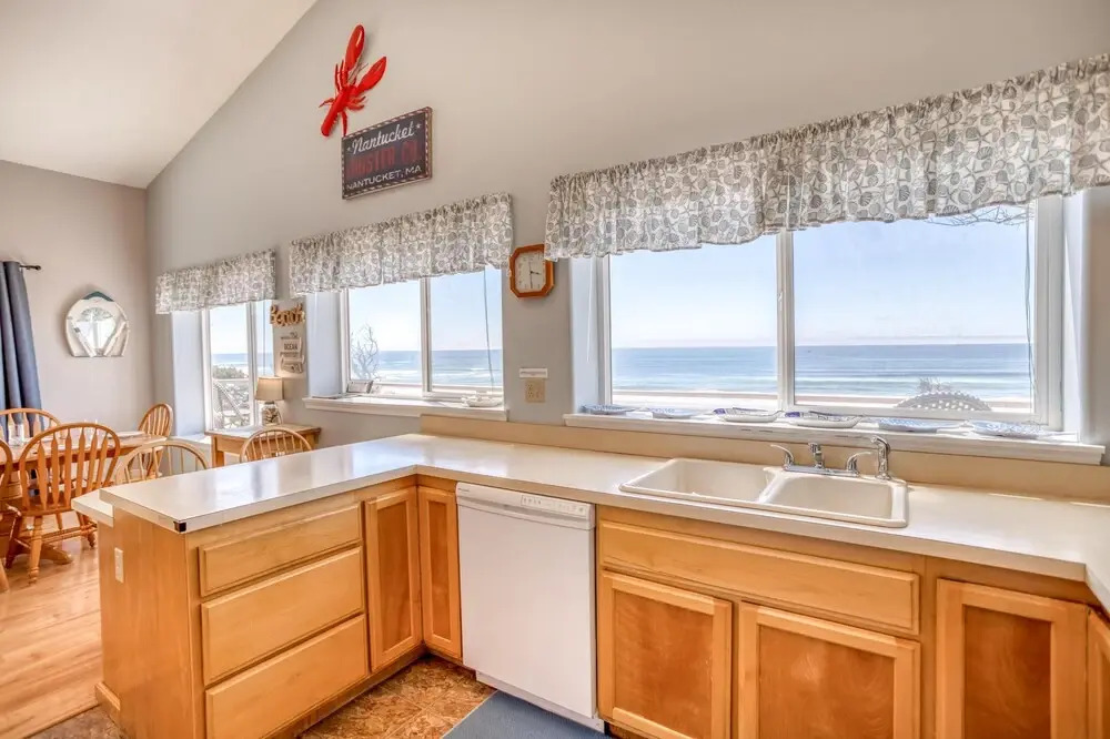 Oceanview Hot Tub and Cozy Bonus Room - Charming Coastal Retreat
