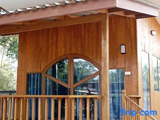 Wood Cabin by the bay, Awnon Beach at Time Travel Club