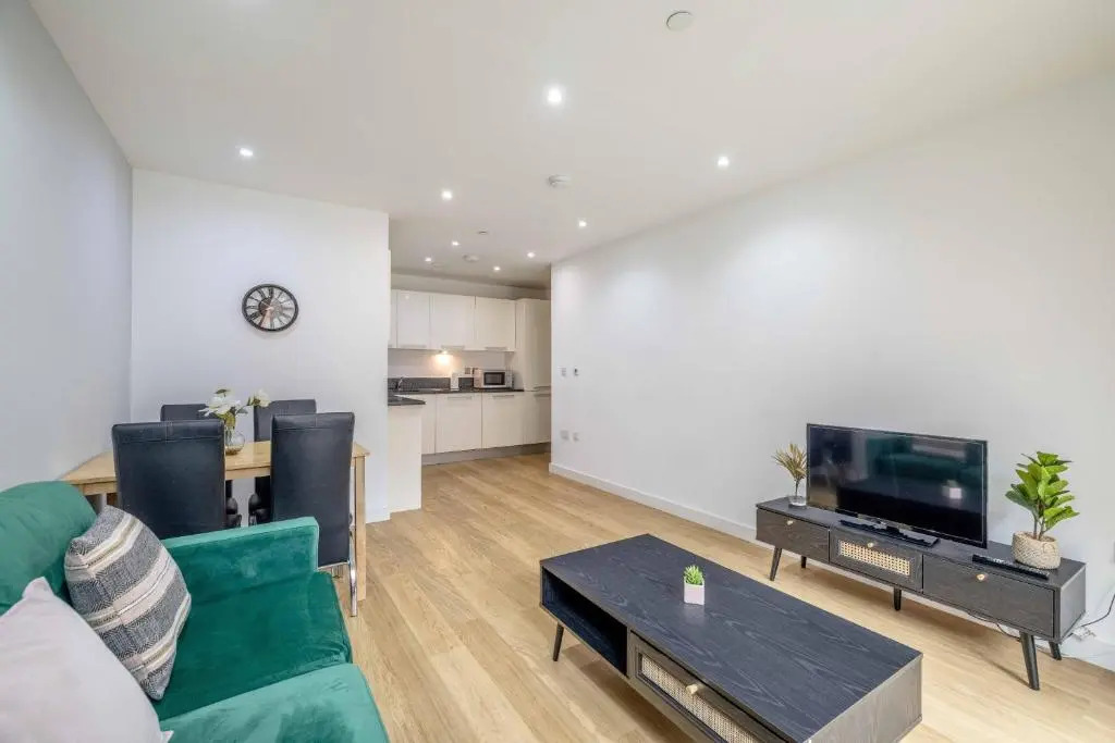 2 Bed at Slough Station & Parking - London in 20 Mins