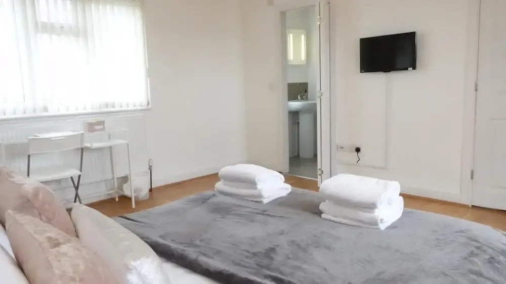 Private Rooms-Private Bathrooms-Near Airport- CABIN CREW paradise