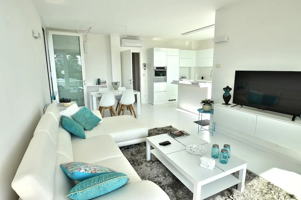 The White Apartment With Pool