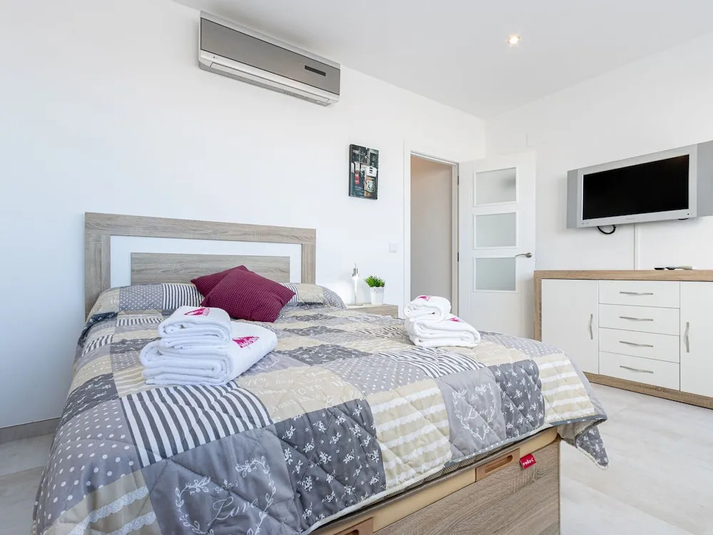Modern Furnished Apartment Near Shops and Restaurants