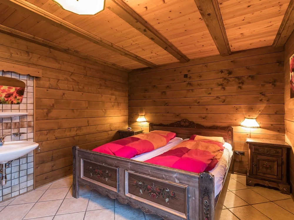 Spacious Chalet With Terrace, Fireplace, Ski Storage, Garden