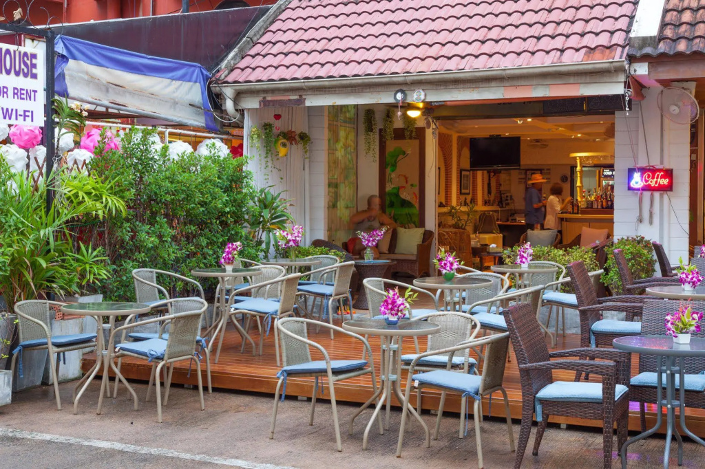 Karon Sunshine Guesthouse & Bar