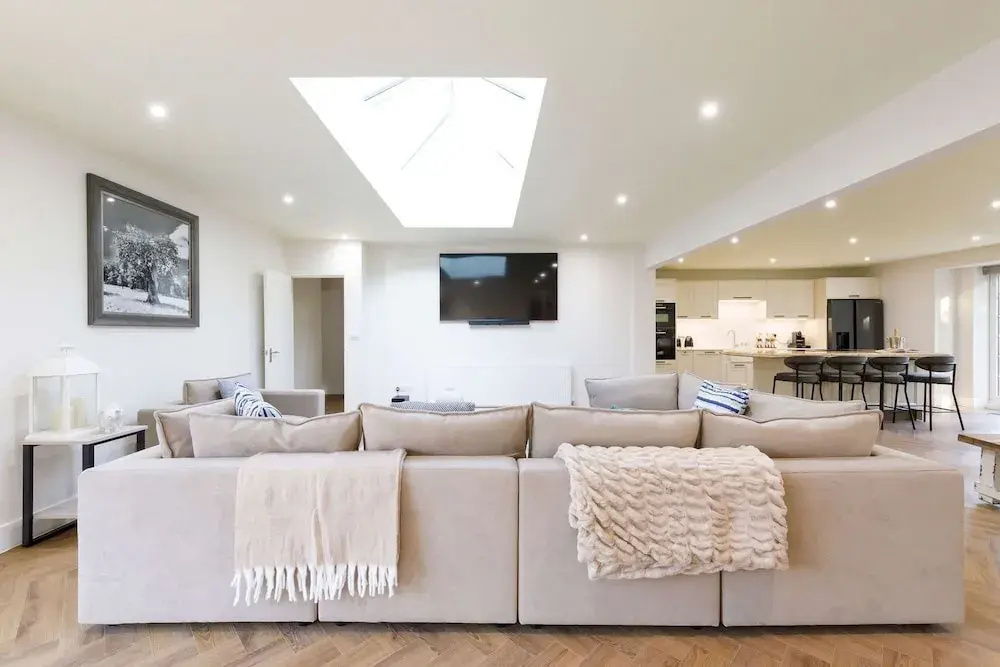 Beautiful 4-bed Close to South Downs Goodwood