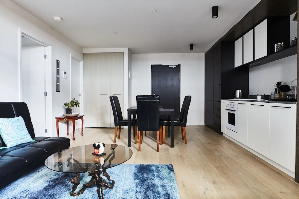 Sleek Arthouse Apartment With Pool Close to City