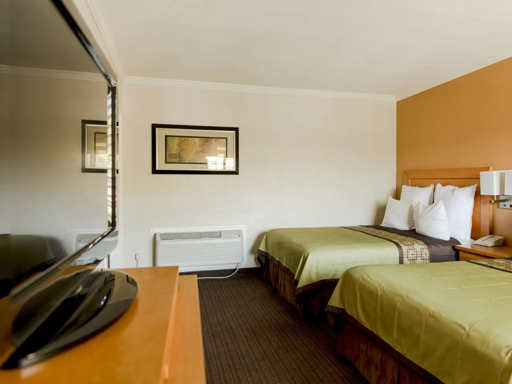 Anaheim Islander Inn and suites near Park and Convention center