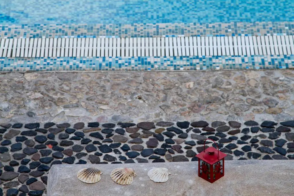 Birds Villa Apartments with Heated Pool - Including Car and Breakfast