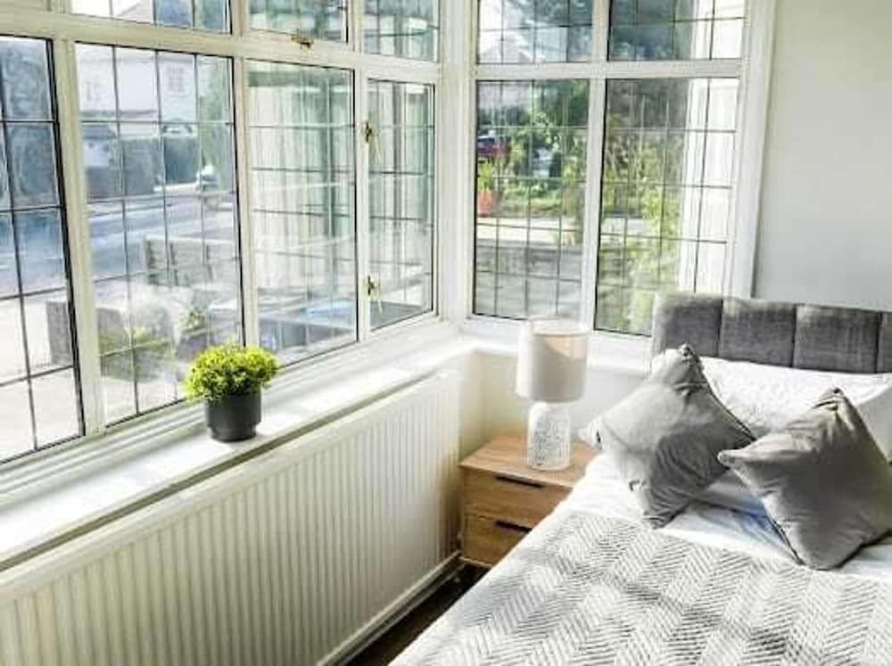 Serviced Accom Sleeps 8 - Near London, Parking