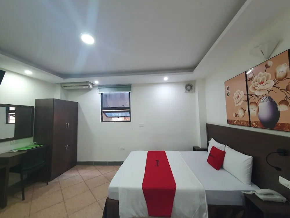RedDoorz near Le Van Luong Street
