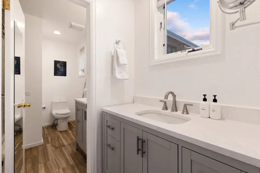 Comfort, Style, Short Walk To Town Park & Gondola 1 Bedroom Condo by RedAwning