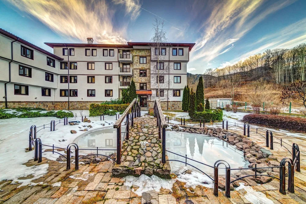 Complex Silver Hills