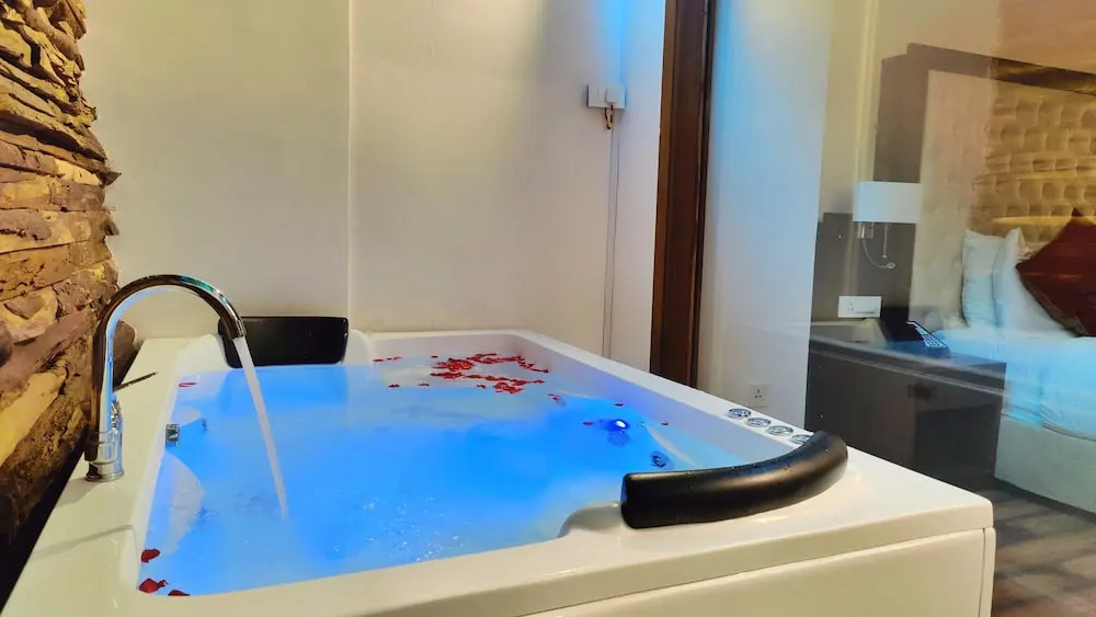 Royale Retreat Hotel & Spa Near Mall Road