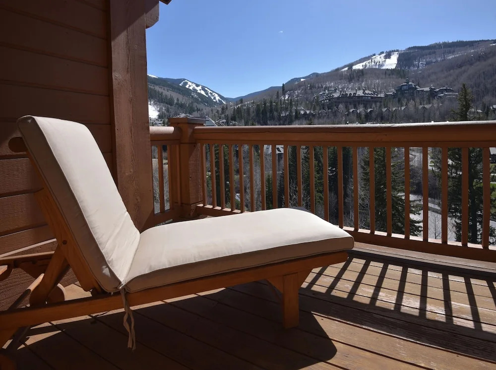 Spacious 4br 4.5ba  Ski In/out-stay +7 Nights 4 Bedroom Condo by RedAwning