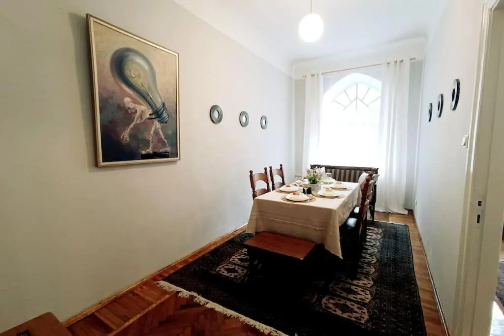 Unique Spacious Classic 3bedroom Midtown Apartment ! FREE parking ! BILLIARD room !