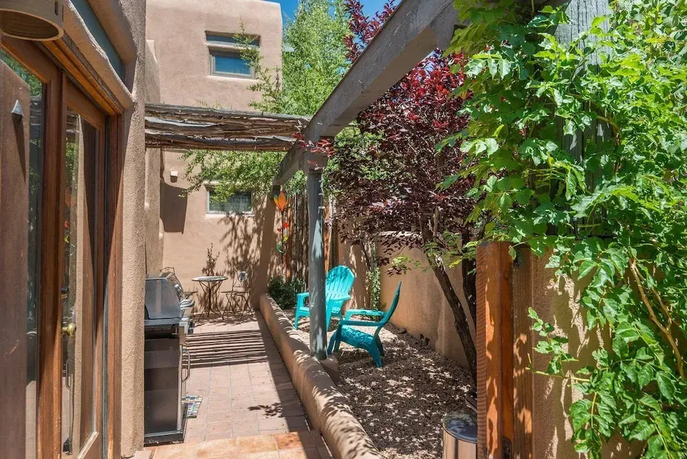 Alegre - Darling Vacation Home, Kiva Fireplace, Walk to the Plaza