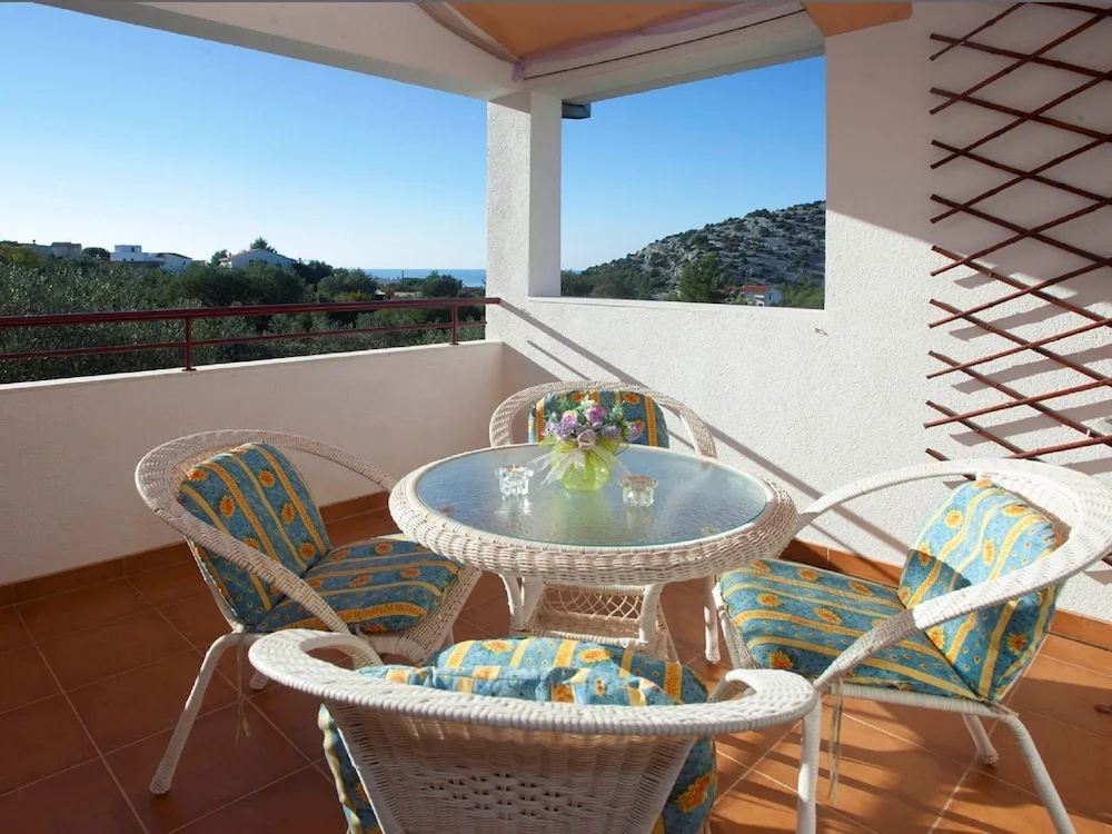 Holiday House With sea View, Outdoor Pool and Free Private Parking