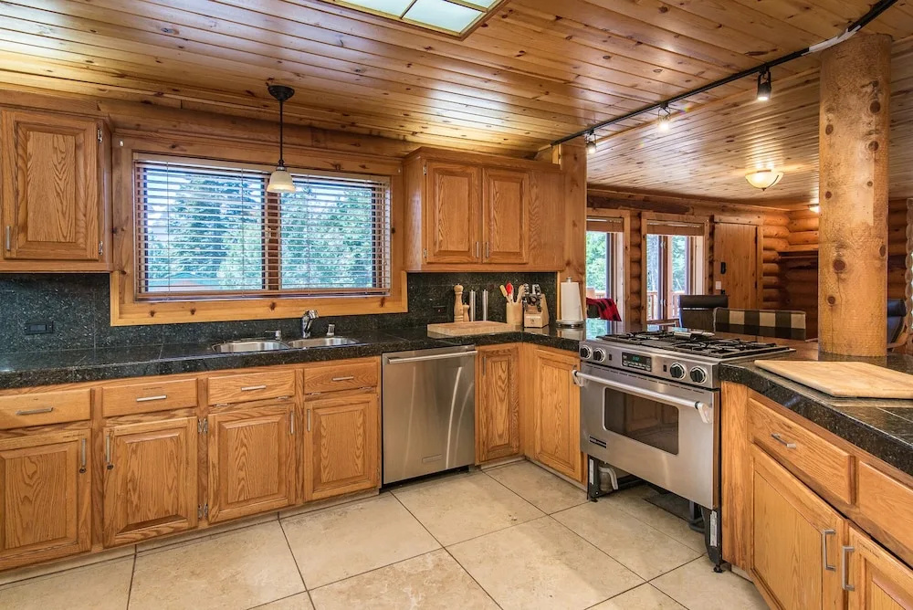Log  W/ Hot Tub, Billiards & Mt. Tallac Views 4 Bedroom Home